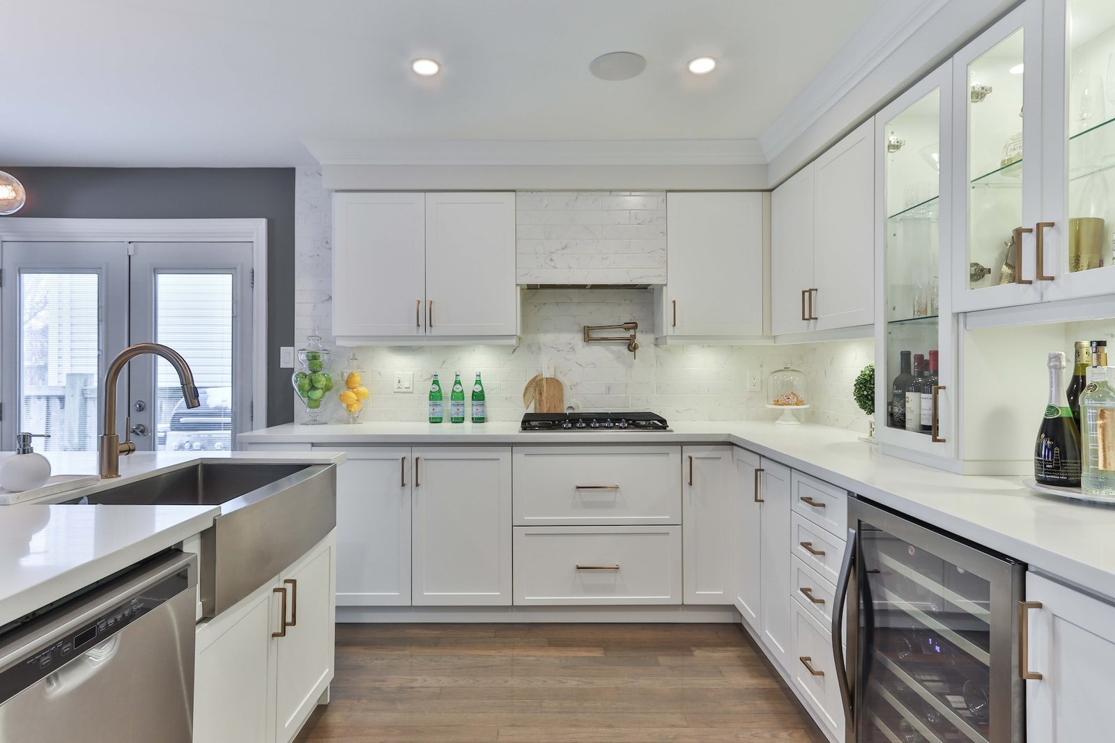 White modular kitchen - glazewoodmodular.com